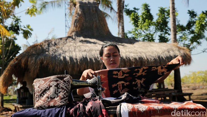 detikTravel's tweet photo. #FOTO Keindahan Tenun Sumba, warisan budaya dari Timur Indonesia yang eksotis banget, detikers! 🌺✨
Kira-kira, proses mana yang paling menarik buatmu? 🌿🎨
>>https://t.co/GeoHQjUXba
Foto: Agung Pambudhy
#detiktravel #tenunsumba #exploresumba https://t.co/ukOE6t0Zcy