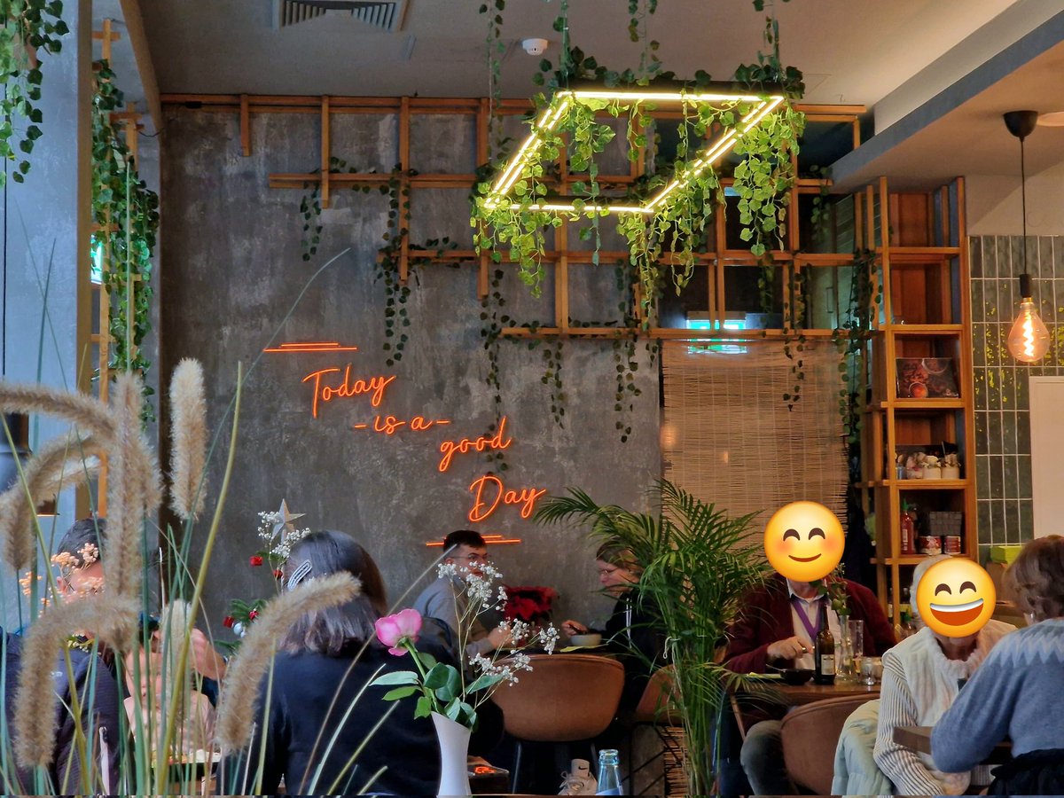 Mit einer Freundin nach dem Weihnachtsmarkt zum Aufwärmen in ein Café, das #Bitcoin akzeptiert. Freundin ist neugierig, installiert WoS, bekommt von mir ein paar Sats und zahlt ihr Getränk selbst. Möchte nun in #Bitcoin sparen. Ein kleines Weihnachtswunder 🤩! 
- LaVie Coffee, DD