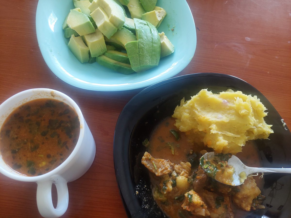 Monday OMAD:

• Bone broth

• Matoke

• Fatty meat

• Avocado

Cheap meal.

No cooking oil used.

This is for the people who ask:

 "Amerix, what shall we eat?"

In these tough economic times, eat One Meal a Day (OMAD).

#ManDay
