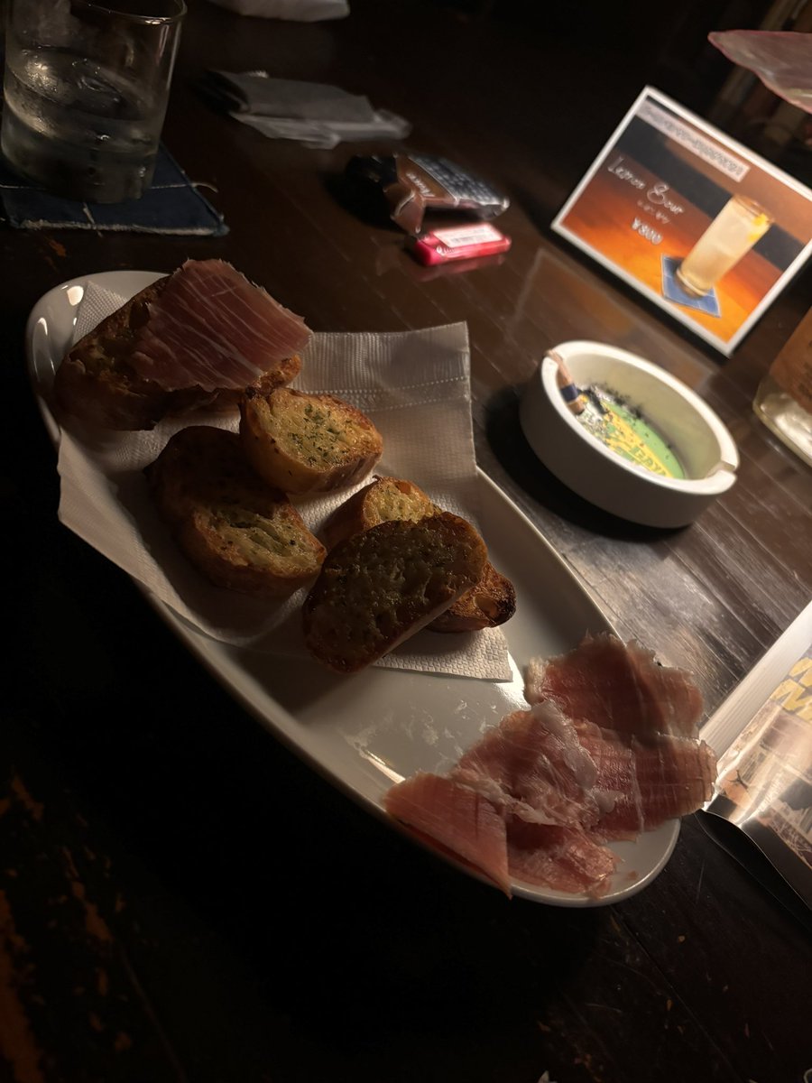 outsider59's tweet photo. ガーリックトースト 原木生ハム付き
　
#barmystyle #bar https://t.co/yLF1TmI9Ft