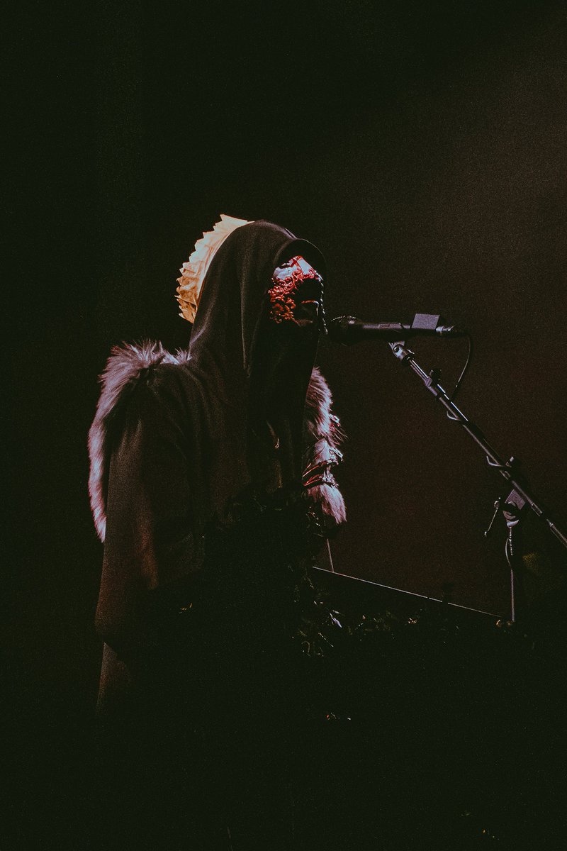 drxpdeadflower's tweet image. BREAKING NEWS!!!! Sleep Token vocalist Vessel has been eaten by a pelican!