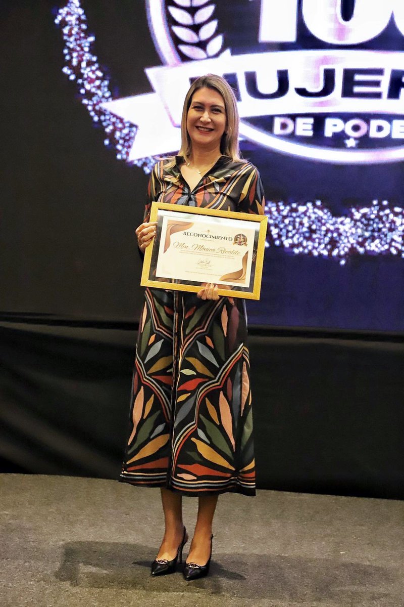 MTESS_PY's tweet photo. #Reconocimiento | La ministra de Trabajo, reconocida como una de las 100 #MujeresDePoder
La ministra de Trabajo, @monicarecalded, fue distinguida por la organización MLS Comunicaciones como una de las "100 Mujeres de Poder" por su destacada gestión al frente del Ministerio de Trabajo y por representar a las mujeres paraguayas con liderazgo y compromiso.
El reconocimiento fue entregado durante una ceremonia realizada, esta mañana, en el Centro de Convenciones del Hotel Sheraton , con la presencia de autoridades nacionales, empresarios y referentes de la sociedad civil. Este evento busca visibilizar a las mujeres que, desde distintos ámbitos, contribuyen al desarrollo de nuestro país.
En su discurso, la ministra Recalde agradeció a la organización por el reconocimiento y en su nombre a todas las mujeres que día a día luchan por sus sueños y metas. “Atrás nuestro hay más de un millón de mujeres que se levantan día a día y dan lo mejor de sí en el trabajo y en sus hogares y que nos miran y dicen: nosotras confiamos en ellas, nosotras queremos ser como ellas. Tenemos, esa gran responsabilidad. Así que este reconocimiento que es para todas ellas también”, expresó la máxima autoridad de la Cartera de Trabajo.
Desde el Ministerio de Trabajo celebramos este importante reconocimiento, que pone en alto el esfuerzo y dedicación de la ministra Recalde y de todas las mujeres paraguayas que, con su ejemplo, construyen un Paraguay más justo y con mayores oportunidades para todos.
