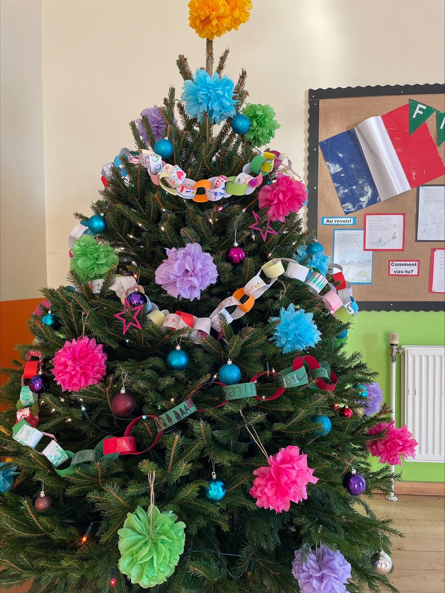 🎅It's beginning to look a lot like Christmas here at Cheddar First School 🔔
Thank you so much to <a href="/Somerlap/">The Somerlap Team</a>  who kindly donated our beautiful tree 🎄
🌟The tree has been decorated with wonderfully artistic paper chains created by all of the children 🤩#christmas #tree #donated