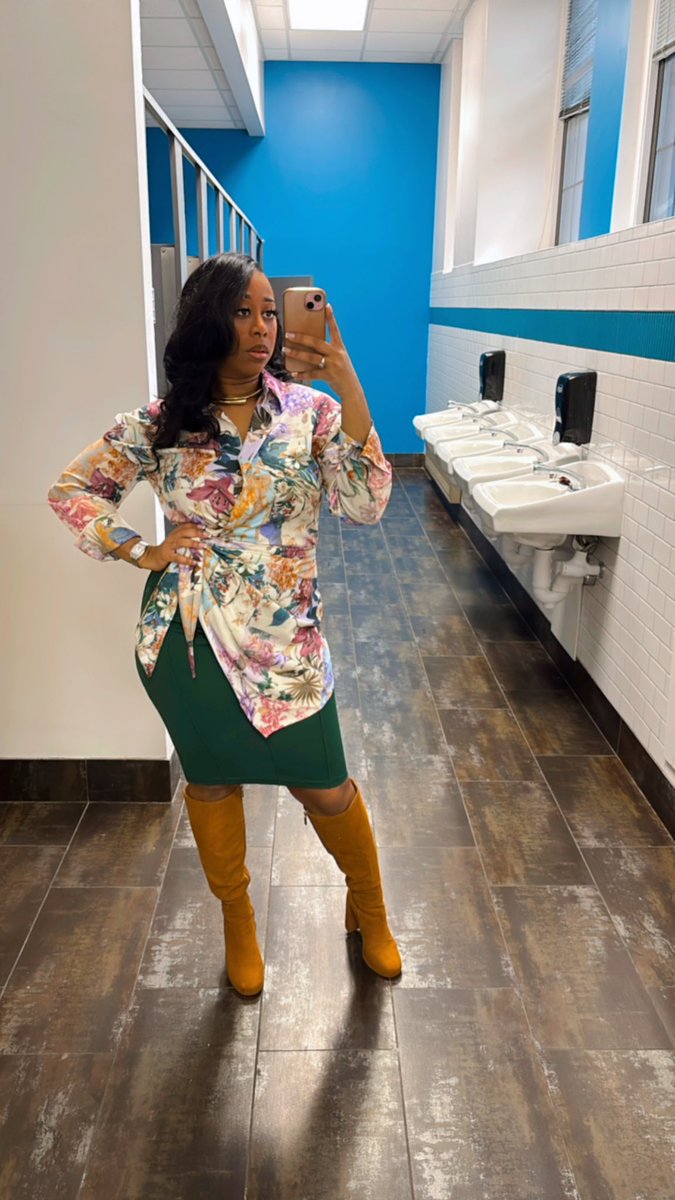 SayMyyNam3's tweet photo. Happy Money Making Monday!! #TeacherFitOfTheDay
#HighSchool
#ApEnglish https://t.co/s8xmrh45Cd