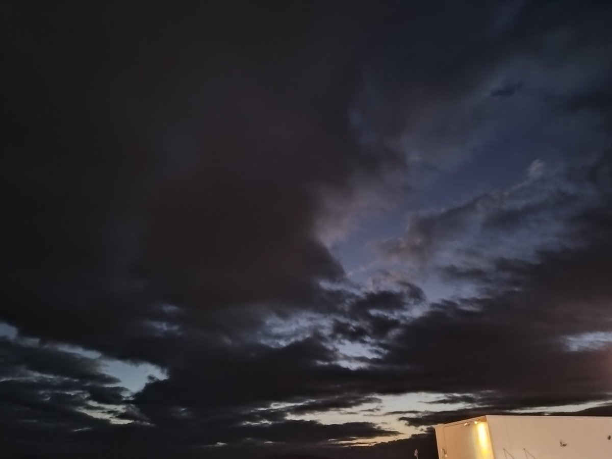 siroboteneko's tweet photo. 今日は、曇り空の日です🌄晴れの日がとても少なくなってきました🌞

#晴れの日　#曇り空の日　#曇り　#冬の日　#夕方　#冬の日の夕方　#晴れの日少ない　#冬ですね https://t.co/LQgL2AX6ka