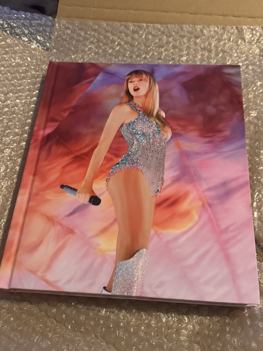 Chloedrake0915's tweet photo. It was the end of all the endings!!! She is beautiful! 💚💛💜❤️🩵🖤🩷🩶🤎💙🤍

#TheOfficialTSTheErasTourBook @taylornation13 @taylorswift13 https://t.co/2R59qnxxN3