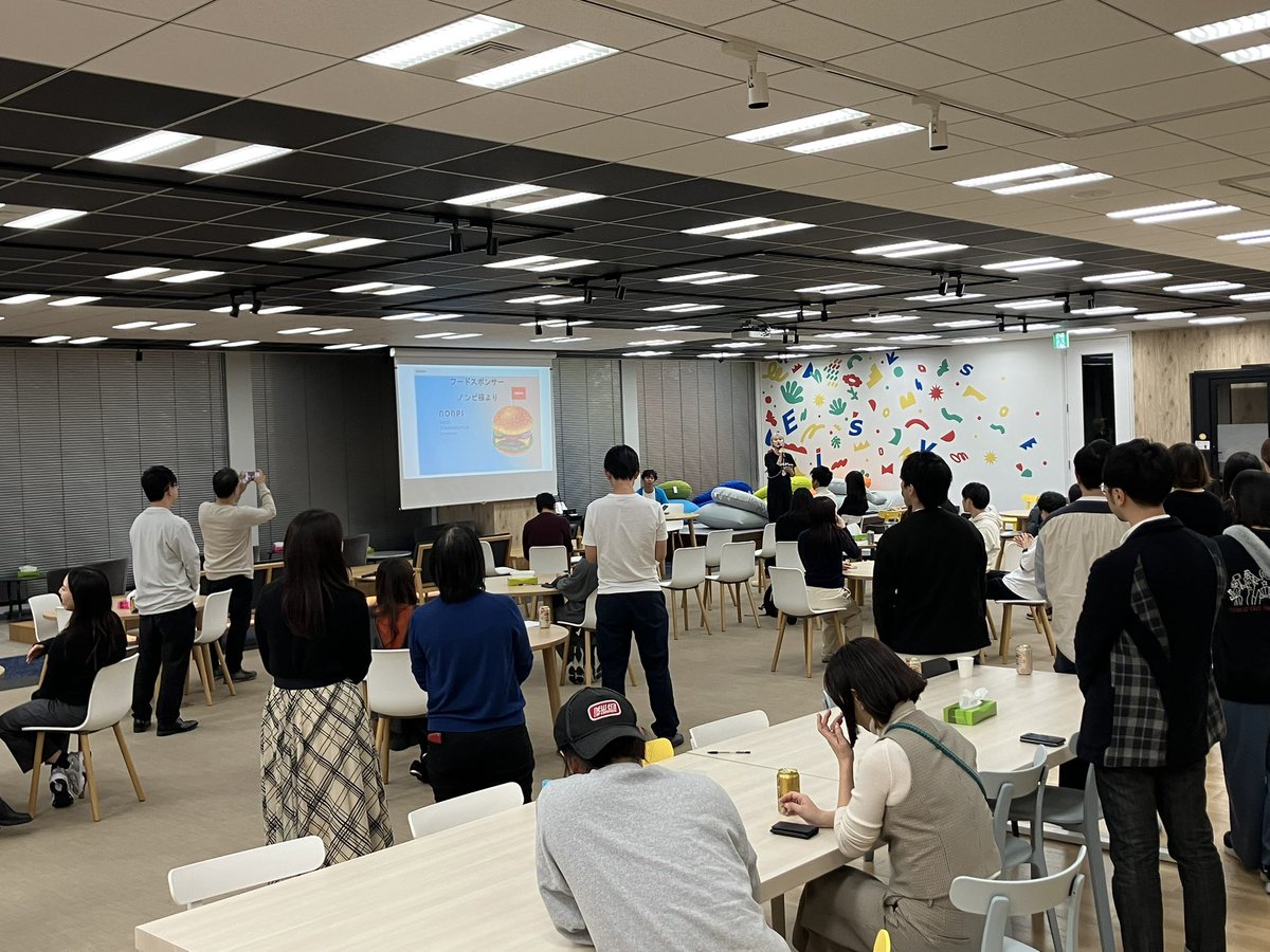 matu_1040's tweet photo. 人事ごった煮会の、ゆるふわLT⭐︎忘年会。
60名近くの方に参加いただきました😁
フードは@takafumi1987 さんが役員をされているnonpiさんから協賛!
温かい料理は温かく、ドリンクはキンキンに冷えてお届けいただけるサイコーのフードデリバリー。感謝です^_^
#人事ごった煮会
#nonpi https://t.co/Y7vVV7v2pC