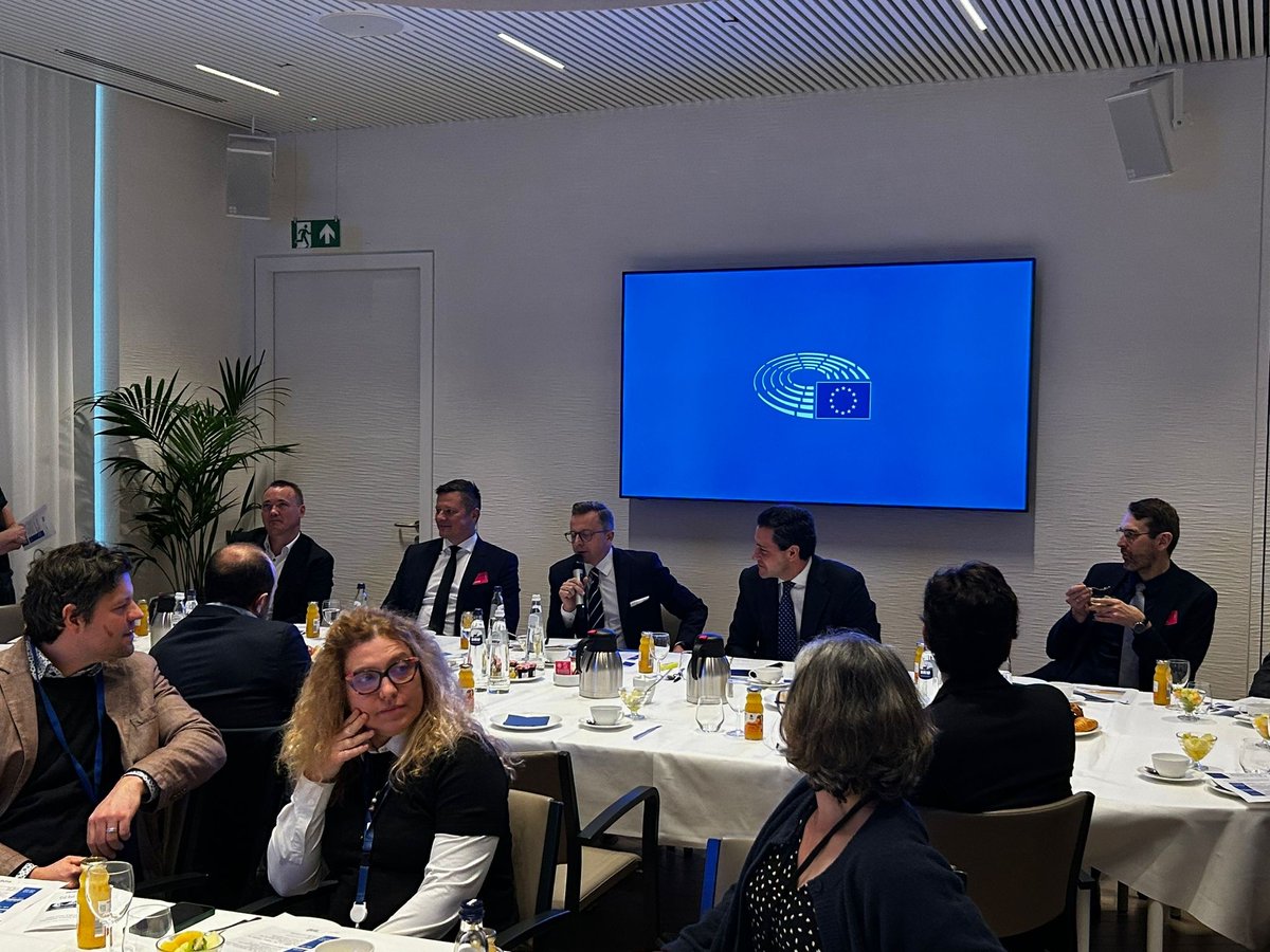 🔵🇪🇺 A semana pasada, participamos no encontro entre membros da Rede de Rexións Europeas con Desafíos Demográficos (#DCRN) e do Parlamento Europeo.

👶 Abordamos o futuro da política de cohesión e achegamos aos eurodeputados a realidade das rexións afectadas por este reto.