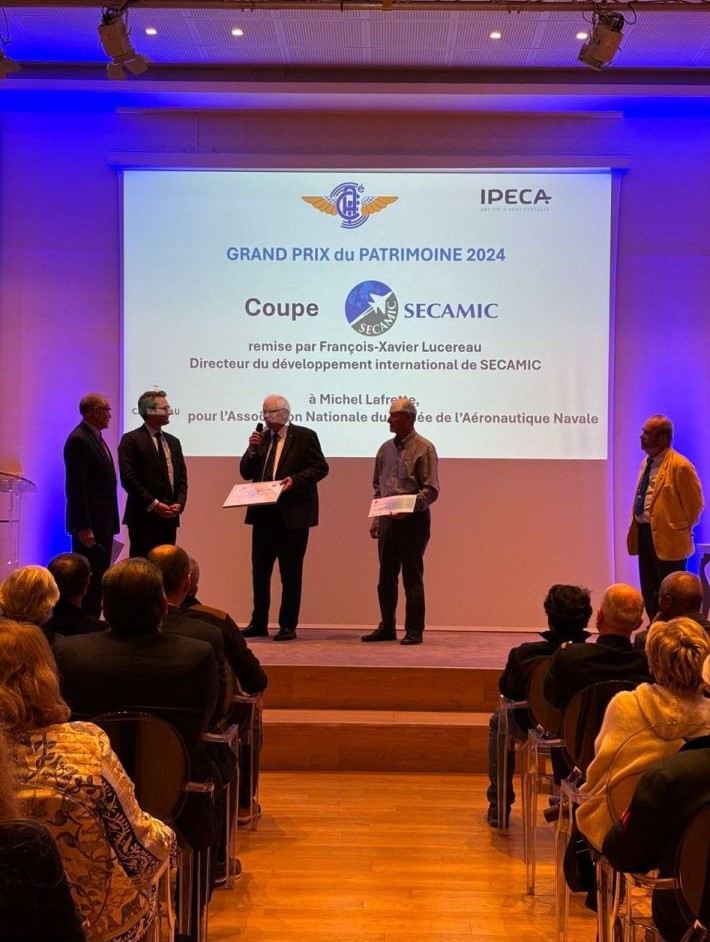 Grand Prix du Patrimoine Aéronautique 2024 à l’Aéro-Club de France, 02/12/2024. La Coupe SECAMIC a été remise à l’Association Nationale du Musée de l’Aéronautique Navale (ANAMAN) pour leur formidable restauration du légendaire Vertol H-21C. Un grand bravo à toute l’équipe 🏆👏👏