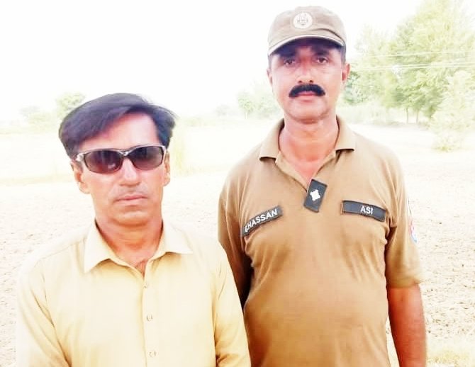 WasebPlus's tweet photo. #ASI #GhulamHasanBuzdar posted in #PoliceStation #DarkhwastJamalKhan is the #positiveface of #PunjabPolice. ASI Ghulam Hasan Buzdar is impartial in the investigation process and is against #Corruption .
....
#GeoWasevTv #ManshaFareedi @DgkhanDpo @rpodgkhan @OfficialDPRPP https://t.co/7BIaj1rGos