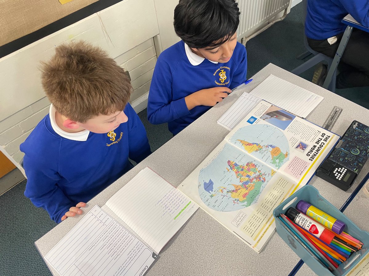 stjosephskly's tweet photo. We are exploring different countries and their proximity to the Equator in French this afternoon! 🇫🇷 #teamyew #SJKFrench https://t.co/FUJ53c9QdZ