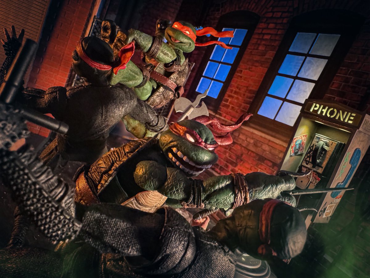 toyetic40s's tweet photo. THROWDOWN!!

#TMNT #Michelangelo #Raphael #Mezco #MezcoToyz #FootSoldiers #NECA #NECAToys #ExtremeSets #Warehouse #GrimeSitty #PhoneBooth #ACTIONFIGURES #ActionFigurePhotography #ToyPhotography 

@TMNT @mezcotoyz @NECA_TOYS @Extreme_Sets https://t.co/B3IbPWt7KB