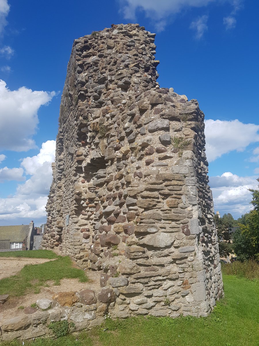 TheHistoryMouse's tweet photo. When Mouse say #ChristchurchInDorset has an actual castle, when you look at it side on there doesn't appear to be much left. C12 and evidently quite extensive when built  #ChristChurchCastle #TheGreatTower (2/2) https://t.co/6RFMM0fCK3