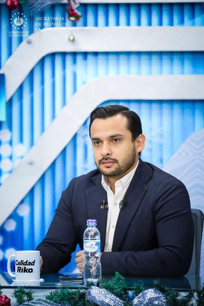 SecPrensaSV's tweet image. #SemáforosInteligentes | &quot;Ya estamos optimizando la programación de diversos corredores, hemos empezado por la 25 avenida Sur y avenida Norte&quot;, detalla el titular del @VMTElSalvador, @NelsonReyesSV. #SecretaríaDePrensa