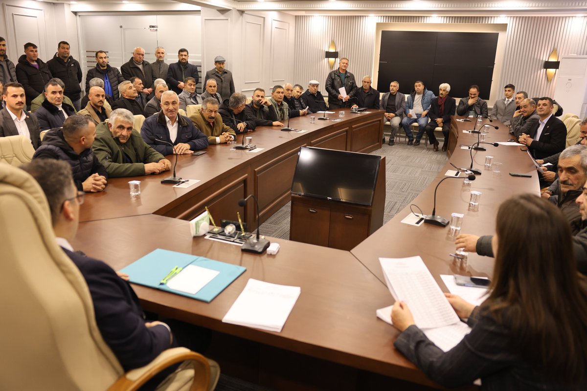 Valimiz Ercan Turan, ilimiz merkez mahalle, belde ve köy muhtarlarıyla bir araya gelerek, eski tip nüfus cüzdanlarının Türkiye Cumhuriyeti Kimlik Kartı ile değiştirilme oranını ele aldı.

Eski tip nüfus cüzdanlarının Türkiye Cumhuriyeti Kimlik Kartı ile değiştirilmesinin önemini