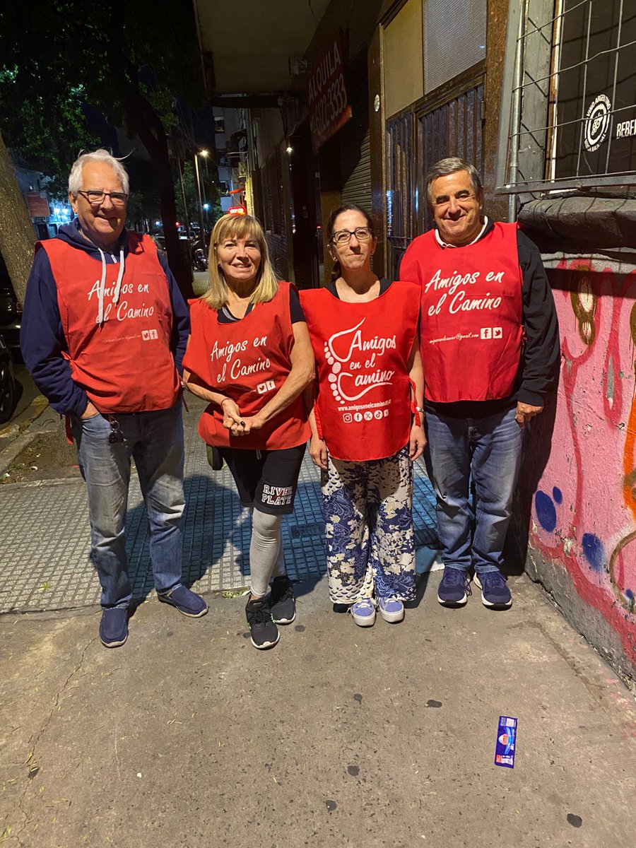 amigosenelcamin's tweet image. Noche fresca y muy ventosa de domingo, los voluntarios de #AeeC salimos a recorrer la ciudad para visitar a todos nuestros amigos que viven en la calle.