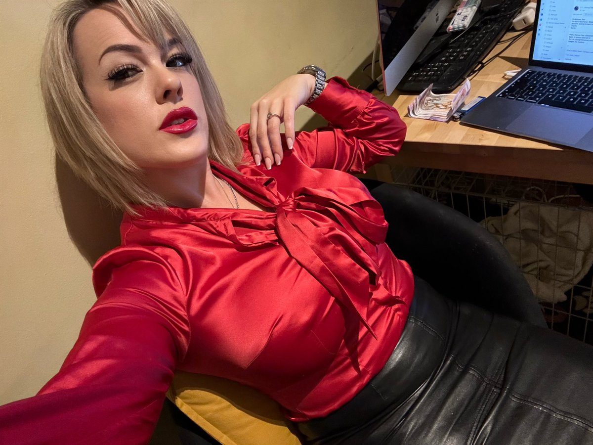PrinceCharme5's tweet photo. office fantasy with @mistresstess1 #silkblouse #blouse #redblouse #leatherskirt #blackleather #blackleatherskirt https://t.co/zbc804K2x4