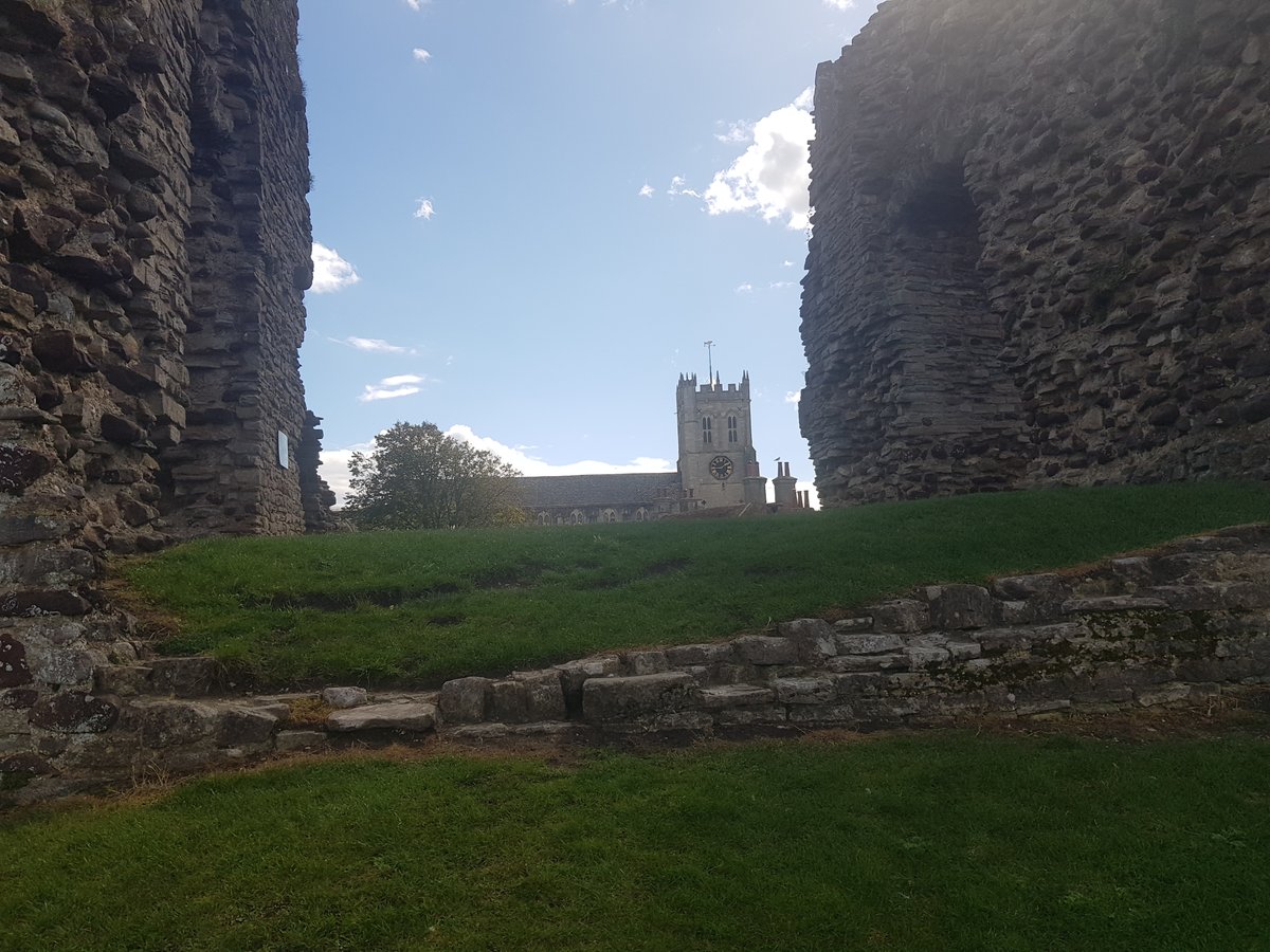 TheHistoryMouse's tweet photo. Even from the motte of #ChristchurchCastle the Priory looms over the town #GlimpsesOfChristchurchPriory #ChristchurchInDorset https://t.co/yBW8ruSB27