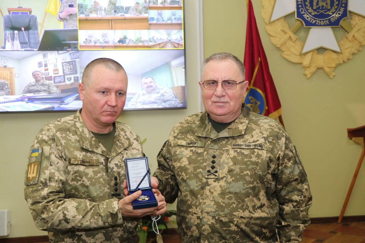 Justice_ua_'s tweet photo. Прошу максимального поширення!
Важливо❗️

Якщо у Міністерство оборони України вирішили дійсно піти шляхом кадрових змін в Національній академії сухопутних військ, то на жаль, одним Ткачуком не обійтись!
За 20 років свого правління в академії, Ткачук створив власну, внутрішню систему зі «своїми людьми», я вважаю, що люди які приховували, замовчували або ж підтримували Ткачука у злочинах, порушеннях і зловживаннях то ці люди (офіцери) ні чим не краще!

Слідом за Ткачуком мають піти «його люди», деяким бажано на завжди зі Збройних Сил України, а декому не завадило би отримати бойовий досвід на 12-му році війни. 

- полковник СЕМАК заступник начальника академії 
- полковник САЄВИЧ  заступник начальника академії з тилу
- полковник КРАСЮК заступник начальника академії з навчальної роботи 
- полковник МАРЧЕНКО перший заступник начальника академії 
- полковник ШУМАНСЬКИЙ заступник начальника академії з озброєння 
- полковник ГЛАДЕНЮК начальник персоналу академії 
- підполковник ХОЛОДНИЦЬКИЙ колишній очільник САП, саме він закрив кримінальну справу проти Ткачука, хоча мав його притягнути до суду за незаконне збагачення (яку посаду займає - невідомо)
- полковник БУЧКО заступник начальника академії з морально-психологічного забезпечення, саме через його ігнорування проблем та байдужість і не бажання слухати особовий склад - сьогодні ми маємо такі наслідки. 
- полковник МИРОНОВИЧ, прес-офіцер академії, хто не памʼятає, то саме під його керівництвом на офіційній сторінці академії у ФБ у коментарях людям відповідали з образами та просто насміхалися (писали про анальні проблеми і тд) - просто позорище, хто памʼятає напишіть тут в коментарях.
- полковник ТИМОЩУК начальник першого факультету академії, той через кого все почалося, семе цей полковник видав усний наказ про те, що у звільнення ходять лише ті курсанти, до який приїде мама і забере на КПП, хоча курсантам з родинними та службовими звʼязками дозволяв ходити без батьків, навіть не прибувати на навчання в день народження, або безпідставно покидати межі гарнізону… але, на жаль не чув свій особовий склад.
- полковник ПОЛЬЦЕВ начальник кафедри ТСД, людина яка просто кайфує від приниження та упередженого ставлення до курсантів, абсолютно всіх, для нього «ви всє гавно». Під час здачі фізо, даний офіцер, якимось чином уникає здачі нормативів але при тому має по результатам - достатній рівень.

На жаль, ці посадові особи показали своє істинне обличчя, вони не мають бути прикладом для курсантів - майбутніх офіцерів, тому що вони найгірший приклад в цій академії, ці офіцери навіть кодексу честі в очі не бачили. 

Якщо ж міністерство оборони в серйоз візьметься за реформу військової освіти - я готовий допомагати, сприяти і підтримувати! Стати на вірний шлях - ніколи не пізно!