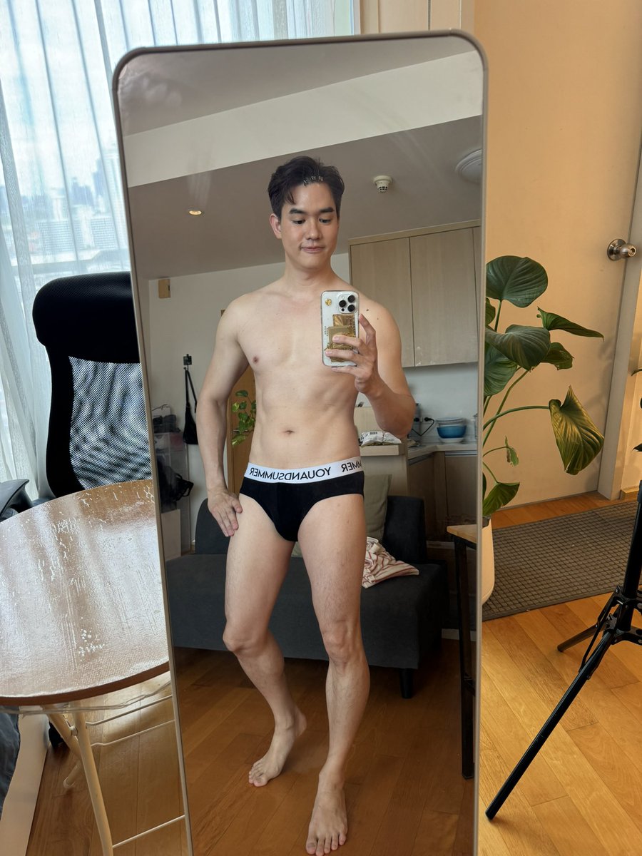 Tataerakh's tweet photo. เห็นกระจกเป็นไม่ได้ https://t.co/krhb8gMhmz