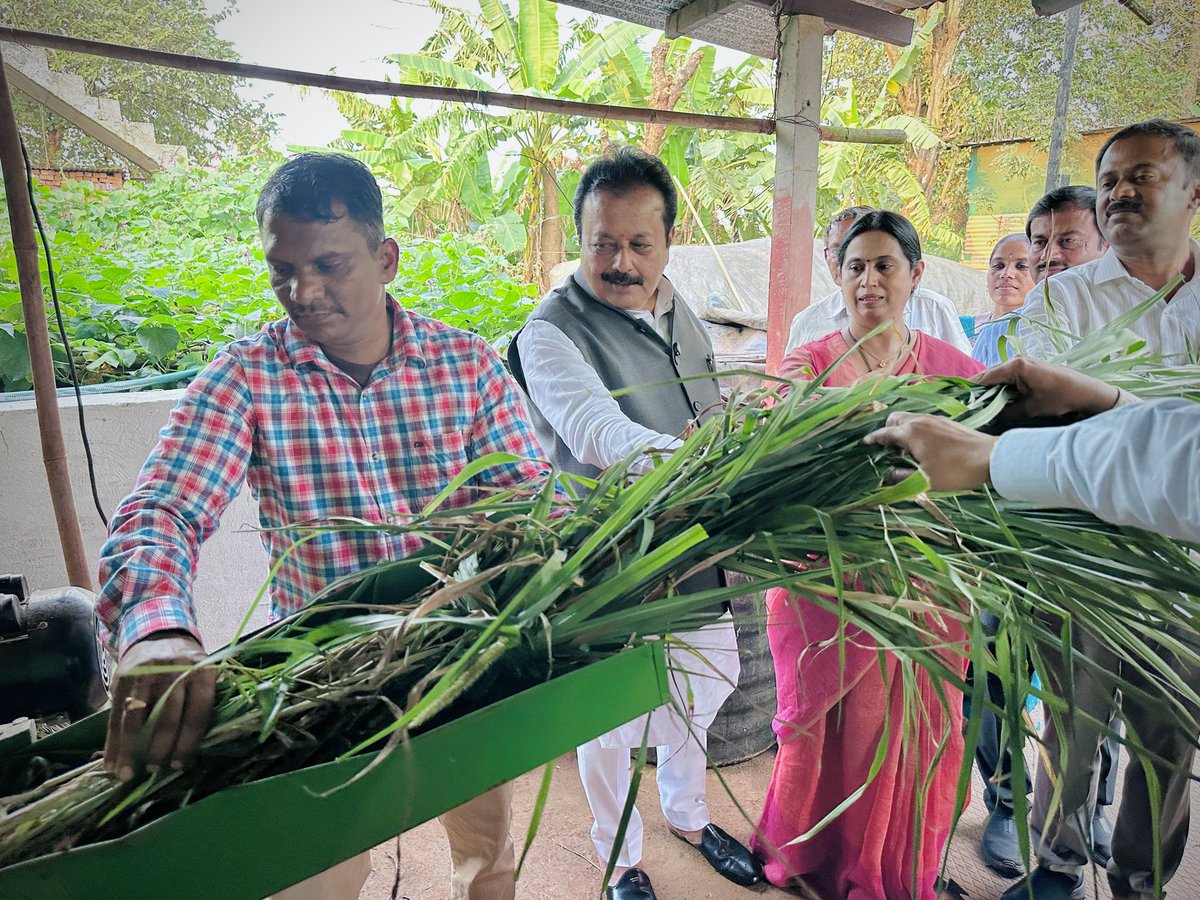 laxmi_hebbalkar's tweet photo. ಬೆಳಗಾವಿ ಗ್ರಾಮೀಣ ಕ್ಷೇತ್ರದ ಉಚಗಾಂವ ಹೋಬಳಿಯ ಬೆಳಗುಂದಿ ಗ್ರಾಮದ ಪ್ರಗತಿ ಪರ ರೈತರಾದ ಕಿಟ್ಟು ಚವ್ಹಾಣ್ ಅವರ ಜಮೀನಿಗೆ  ಕೃಷಿ ಸಚಿವ ಚಲುವರಾಯಸ್ವಾಮಿ ಅವರ ಜೊತೆ ಭೇಟಿ ನೀಡಲಾಯಿತು. 

ರೈತ ಕಿಟ್ಟು ಚವ್ಹಾಣ್ ಅವರು ಒಟ್ಟು10 ಏಕರೆ ಪ್ರದೇಶದಲ್ಲಿ ಕೃಷಿ, ತೋಟಗಾರಿಕೆ, ಅರಣ್ಯ, ಜಾನುವಾರು ಸಾಕಾಣಿಕೆ ಇತ್ಯಾದಿ ಚಟುವಟಿಕೆಗಳನ್ನು ಕೈಗೊಳ್ಳುವ ಮೂಲಕ ಸಮಗ್ರ ಕೃಷಿ (IFS) ಅಳವಡಿಸಿಕೊಂಡು ಸ್ವಾವಲಂಬಿ ರೈತರಾಗಿದ್ದಾರೆ.

ಹಲವು ಬಾರಿ ಪ್ರಗತಿಪರ ರೈತ ಪ್ರಶಸ್ತಿಗೆ ಭಾಜನರಾಗಿರುವ ಕಿಟ್ಟು ಚವ್ಹಾಣ್ ಅವರನ್ನು ಖುದ್ದು ಕೃಷಿ ಸಚಿವರೇ ಭೇಟಿ ಮಾಡಿ, ಕೃಷಿಗೆ ಸಂಬಂದಿಸಿದಂತೆ ಮಾಹಿತಿ ಪಡೆದು, ಸಂದರ್ಶಿಸಿದರು. ನನ್ನ ಕ್ಷೇತ್ರದ ರೈತನೊಬ್ಬ ಪ್ರಗತಿ ಪರ ರೈತನಾಗಿ ರಾಜ್ಯ ಮಟ್ಟದಲ್ಲಿ ಹೆಸರು ಪಡೆದಿರುವುದು ಹೆಮ್ಮೆಯ ವಿಷಯವೇ ಸರಿ.

ಈ ವೇಳೆ ವಿಧಾನ ಪರಿಷತ್ ಸದಸ್ಯರಾದ ದಿನೇಶ್ ಗೂಳಿಗೌಡ, ಕೃಷಿ ಇಲಾಖೆಯ ಅಧಿಕಾರಿಗಳು ಉಪಸ್ಥಿತರಿದ್ದರು.