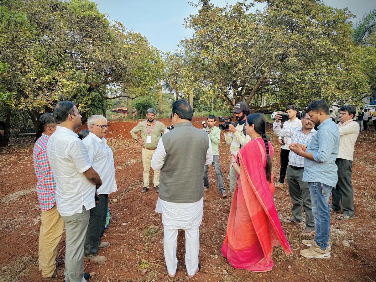 laxmi_hebbalkar's tweet photo. ಬೆಳಗಾವಿ ಗ್ರಾಮೀಣ ಕ್ಷೇತ್ರದ ಉಚಗಾಂವ ಹೋಬಳಿಯ ಬೆಳಗುಂದಿ ಗ್ರಾಮದ ಪ್ರಗತಿ ಪರ ರೈತರಾದ ಕಿಟ್ಟು ಚವ್ಹಾಣ್ ಅವರ ಜಮೀನಿಗೆ  ಕೃಷಿ ಸಚಿವ ಚಲುವರಾಯಸ್ವಾಮಿ ಅವರ ಜೊತೆ ಭೇಟಿ ನೀಡಲಾಯಿತು. 

ರೈತ ಕಿಟ್ಟು ಚವ್ಹಾಣ್ ಅವರು ಒಟ್ಟು10 ಏಕರೆ ಪ್ರದೇಶದಲ್ಲಿ ಕೃಷಿ, ತೋಟಗಾರಿಕೆ, ಅರಣ್ಯ, ಜಾನುವಾರು ಸಾಕಾಣಿಕೆ ಇತ್ಯಾದಿ ಚಟುವಟಿಕೆಗಳನ್ನು ಕೈಗೊಳ್ಳುವ ಮೂಲಕ ಸಮಗ್ರ ಕೃಷಿ (IFS) ಅಳವಡಿಸಿಕೊಂಡು ಸ್ವಾವಲಂಬಿ ರೈತರಾಗಿದ್ದಾರೆ.

ಹಲವು ಬಾರಿ ಪ್ರಗತಿಪರ ರೈತ ಪ್ರಶಸ್ತಿಗೆ ಭಾಜನರಾಗಿರುವ ಕಿಟ್ಟು ಚವ್ಹಾಣ್ ಅವರನ್ನು ಖುದ್ದು ಕೃಷಿ ಸಚಿವರೇ ಭೇಟಿ ಮಾಡಿ, ಕೃಷಿಗೆ ಸಂಬಂದಿಸಿದಂತೆ ಮಾಹಿತಿ ಪಡೆದು, ಸಂದರ್ಶಿಸಿದರು. ನನ್ನ ಕ್ಷೇತ್ರದ ರೈತನೊಬ್ಬ ಪ್ರಗತಿ ಪರ ರೈತನಾಗಿ ರಾಜ್ಯ ಮಟ್ಟದಲ್ಲಿ ಹೆಸರು ಪಡೆದಿರುವುದು ಹೆಮ್ಮೆಯ ವಿಷಯವೇ ಸರಿ.

ಈ ವೇಳೆ ವಿಧಾನ ಪರಿಷತ್ ಸದಸ್ಯರಾದ ದಿನೇಶ್ ಗೂಳಿಗೌಡ, ಕೃಷಿ ಇಲಾಖೆಯ ಅಧಿಕಾರಿಗಳು ಉಪಸ್ಥಿತರಿದ್ದರು.