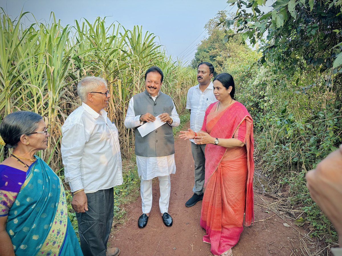 laxmi_hebbalkar's tweet photo. ಬೆಳಗಾವಿ ಗ್ರಾಮೀಣ ಕ್ಷೇತ್ರದ ಉಚಗಾಂವ ಹೋಬಳಿಯ ಬೆಳಗುಂದಿ ಗ್ರಾಮದ ಪ್ರಗತಿ ಪರ ರೈತರಾದ ಕಿಟ್ಟು ಚವ್ಹಾಣ್ ಅವರ ಜಮೀನಿಗೆ  ಕೃಷಿ ಸಚಿವ ಚಲುವರಾಯಸ್ವಾಮಿ ಅವರ ಜೊತೆ ಭೇಟಿ ನೀಡಲಾಯಿತು. 

ರೈತ ಕಿಟ್ಟು ಚವ್ಹಾಣ್ ಅವರು ಒಟ್ಟು10 ಏಕರೆ ಪ್ರದೇಶದಲ್ಲಿ ಕೃಷಿ, ತೋಟಗಾರಿಕೆ, ಅರಣ್ಯ, ಜಾನುವಾರು ಸಾಕಾಣಿಕೆ ಇತ್ಯಾದಿ ಚಟುವಟಿಕೆಗಳನ್ನು ಕೈಗೊಳ್ಳುವ ಮೂಲಕ ಸಮಗ್ರ ಕೃಷಿ (IFS) ಅಳವಡಿಸಿಕೊಂಡು ಸ್ವಾವಲಂಬಿ ರೈತರಾಗಿದ್ದಾರೆ.

ಹಲವು ಬಾರಿ ಪ್ರಗತಿಪರ ರೈತ ಪ್ರಶಸ್ತಿಗೆ ಭಾಜನರಾಗಿರುವ ಕಿಟ್ಟು ಚವ್ಹಾಣ್ ಅವರನ್ನು ಖುದ್ದು ಕೃಷಿ ಸಚಿವರೇ ಭೇಟಿ ಮಾಡಿ, ಕೃಷಿಗೆ ಸಂಬಂದಿಸಿದಂತೆ ಮಾಹಿತಿ ಪಡೆದು, ಸಂದರ್ಶಿಸಿದರು. ನನ್ನ ಕ್ಷೇತ್ರದ ರೈತನೊಬ್ಬ ಪ್ರಗತಿ ಪರ ರೈತನಾಗಿ ರಾಜ್ಯ ಮಟ್ಟದಲ್ಲಿ ಹೆಸರು ಪಡೆದಿರುವುದು ಹೆಮ್ಮೆಯ ವಿಷಯವೇ ಸರಿ.

ಈ ವೇಳೆ ವಿಧಾನ ಪರಿಷತ್ ಸದಸ್ಯರಾದ ದಿನೇಶ್ ಗೂಳಿಗೌಡ, ಕೃಷಿ ಇಲಾಖೆಯ ಅಧಿಕಾರಿಗಳು ಉಪಸ್ಥಿತರಿದ್ದರು.