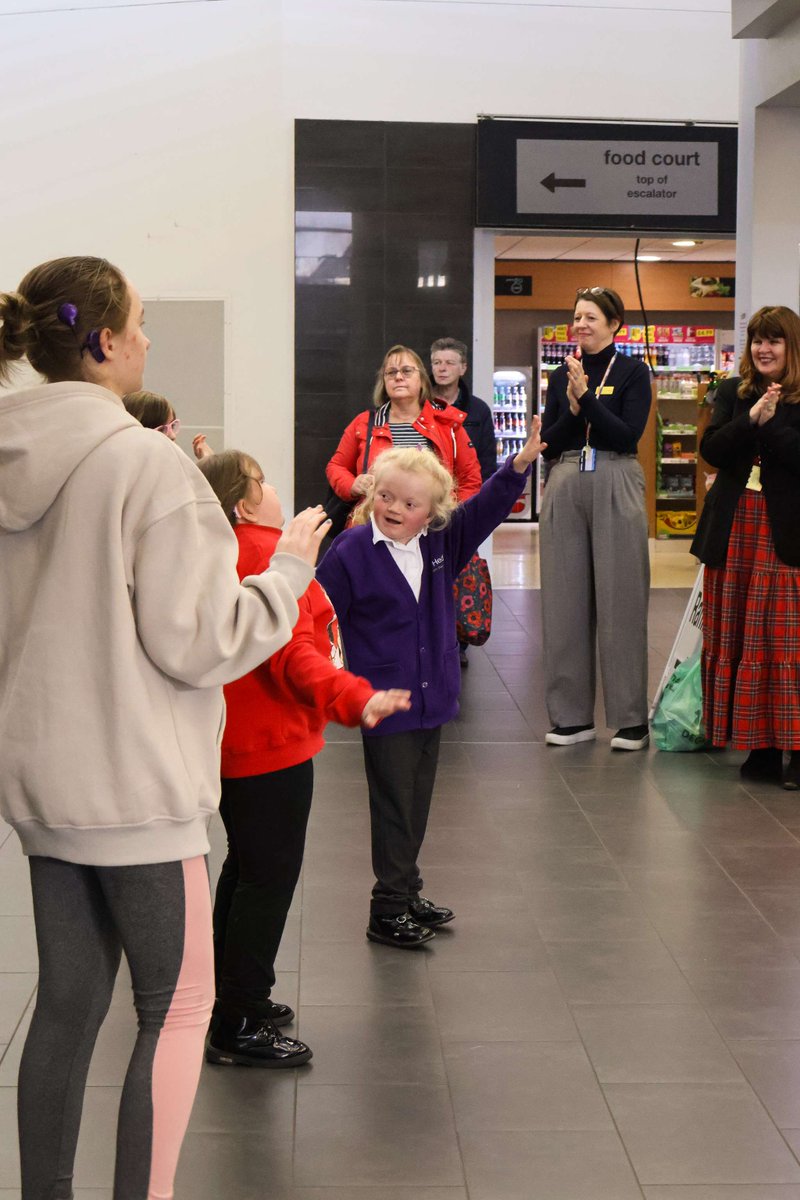 percyhedley's tweet photo. Our Signing Choir from Northern Counties visited the Royal Victoria Hospital in Newcastle for a performance, delighting the crowds with a selection of festive and pop music 🎶💜
#DeafAwareness #SigningChoir #RVIHospital #ThankYou #Christmas @NewcastleHosps @Newcastle_NHS https://t.co/SiWYF1BheM