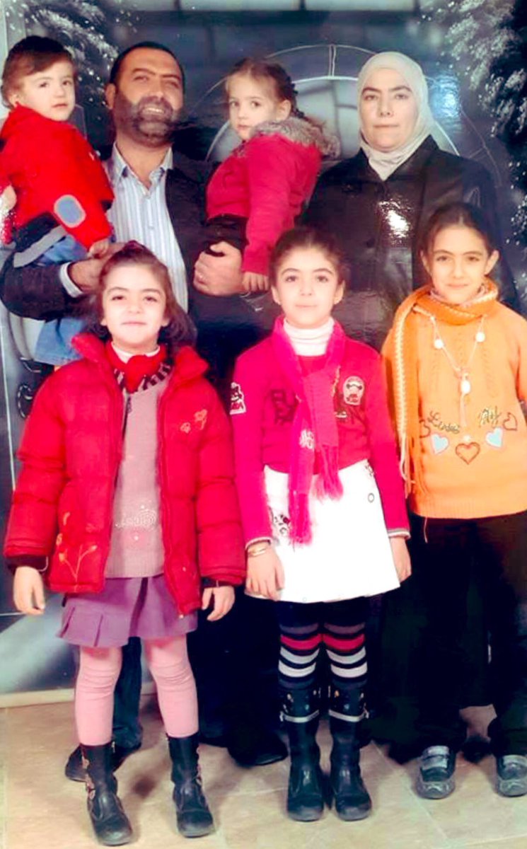 saaad954's tweet photo. من أشهر وأغرب القصص المأساوية والمحزنة التي قد يعيشها انسان ولا يتخيلها العقل البشري هي قصة العائلة السورية المكونة من الأب #عبدالرحمن_ياسين والأم الطبيبة بطلة سوريا في لعبة الشطرنج #رانيا_العباسي وستة من أطفالهم أصغرهم طفلة بعمر السنتين تم اعتقالهم جميعاً في مسالخ #بشار_الأسد البشرية في دمشق عام 2013 بتهمة مساعدة المدنين النازحين من قصف قوات النظام الأسدي آنذاك، حيث لا يزال مصيرهم مجهولاً منذ ذلك الزمن حتى الآن رغم تحرير معظم المعتقلين من سجون الطاغية بشار !
#سجن_صيدنايا