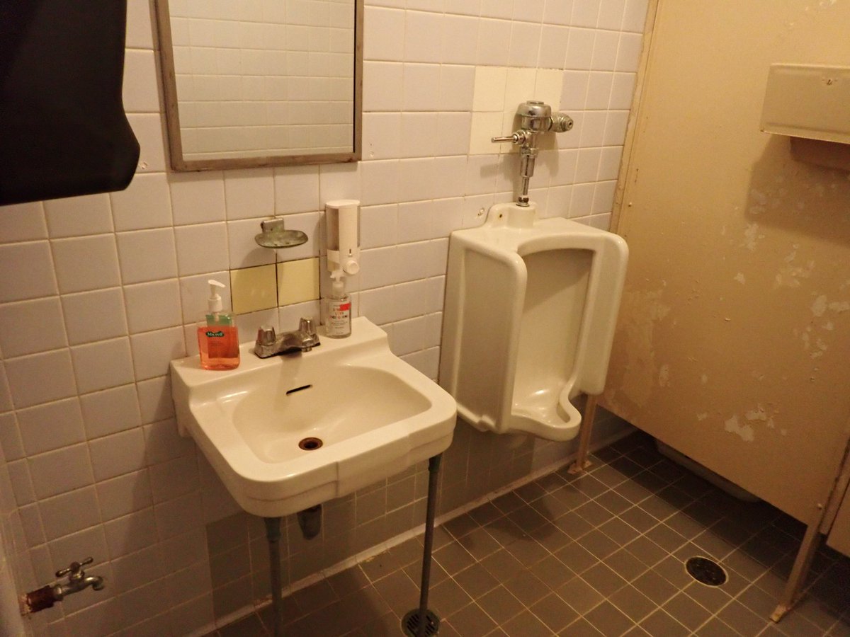 とある施設のトイレです。かなり古いトイレです。洗面台は外国製