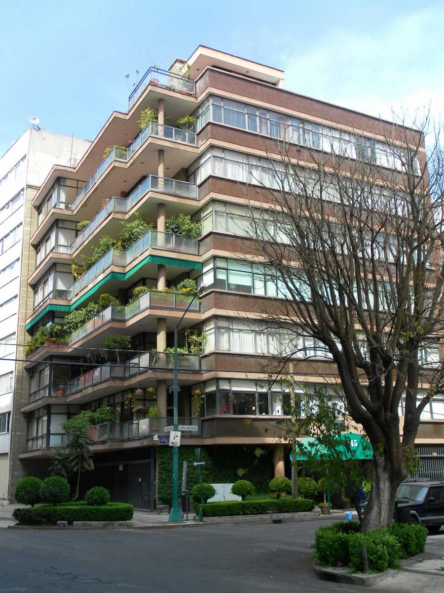 hectorvelazhv's tweet photo. Edificio del gran arquitecto Vladimir Kaspé en Polanco así luce actualmente, cuando la arquitectura estaba bien hecha !

         1958                             Actualmente https://t.co/DMdZMO9Yn9