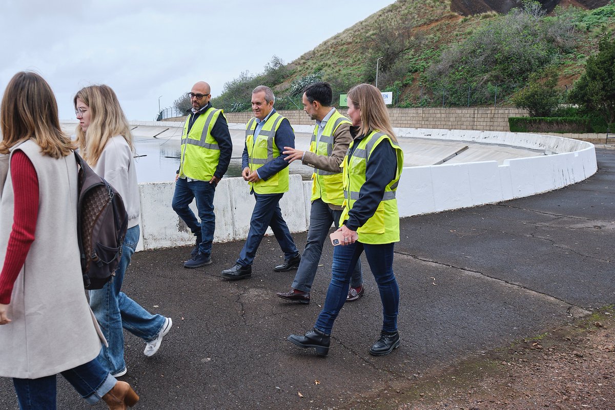 Impulsamos la transición energética con un proyecto pionero en #Canarias: placas fotovoltaicas flotantes en la Balsa de San Antonio, en La Matanza. 

♻️⚡️Este sistema innovador reducirá 124 toneladas de CO2 al año, equivalente a plantar 6.200 árboles, y estará listo en el primer