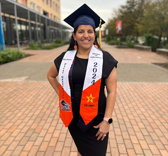 UTSACOEHD's tweet image. 🎓𝗙𝗮𝗹𝗹 𝟮𝟬𝟮𝟰 𝗖𝗼𝗺𝗺𝗲𝗻𝗰𝗲𝗺𝗲𝗻𝘁 𝗣𝗿𝗼𝗳𝗶𝗹𝗲: Maria Jones’s journey from immigrant to veteran to teacher shows the power of perseverance. With a master’s from UTSA, she proves hard work pays off.
 
📰 bit.ly/4gtNqUx
            
#UTSA #UTSAGrad24