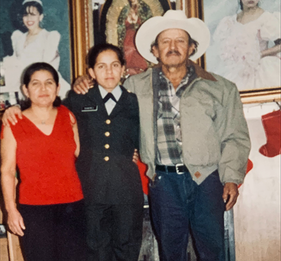 UTSACOEHD's tweet image. 🎓𝗙𝗮𝗹𝗹 𝟮𝟬𝟮𝟰 𝗖𝗼𝗺𝗺𝗲𝗻𝗰𝗲𝗺𝗲𝗻𝘁 𝗣𝗿𝗼𝗳𝗶𝗹𝗲: Maria Jones’s journey from immigrant to veteran to teacher shows the power of perseverance. With a master’s from UTSA, she proves hard work pays off.
 
📰 bit.ly/4gtNqUx
            
#UTSA #UTSAGrad24