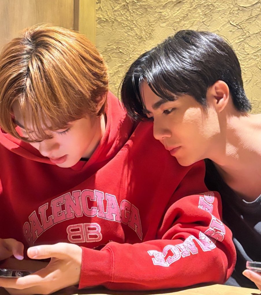 tinycloud18's tweet photo. ผู้ชายที่บอกตัวเองอ้อนไม่เก่ง แต่ติดอ้อนแบบไม่รู้ตัวตลอด มนุดแฟนนี่มหัศจรรย์มาก เปลี่ยนผู้ชายตัวใหญ่ให้เหลือตัวจึ๋งนึง https://t.co/hDYRociPiZ