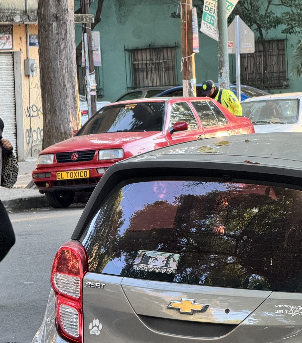 peaton_empodera's tweet photo. Una joya. Auto sin placas (la placa es “El Tóxico”) pertenece a un agente de tránsito  de @SSC_CDMX adscrito a la unidad que está en Eje Central Lázaro Cardenas 711, Narvarte en @BJAlcaldia .  Qué dicen @UCS_GCDMX ??? Son unos corruptos!!! @PabloVazC @ClaraBrugadaM https://t.co/knEm9sH66W