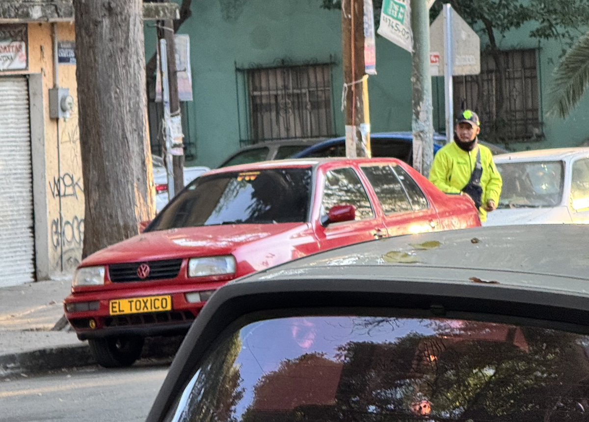 peaton_empodera's tweet photo. Una joya. Auto sin placas (la placa es “El Tóxico”) pertenece a un agente de tránsito  de @SSC_CDMX adscrito a la unidad que está en Eje Central Lázaro Cardenas 711, Narvarte en @BJAlcaldia .  Qué dicen @UCS_GCDMX ??? Son unos corruptos!!! @PabloVazC @ClaraBrugadaM https://t.co/knEm9sH66W