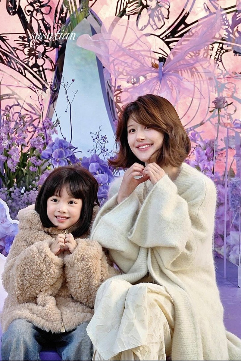 lusiwonii179's tweet photo. BABY with Baby~
Adorable #Muyan and her family made a surprise visit to the filming set of #ZhaoLusi's #AlmostLover! They generously treated everyone to delicious coffee and snacks! Their cuteness is undeniable!😍💜
#ZhaoLusi #ZhaoLusi赵露思 https://t.co/X2bGF9OBLa