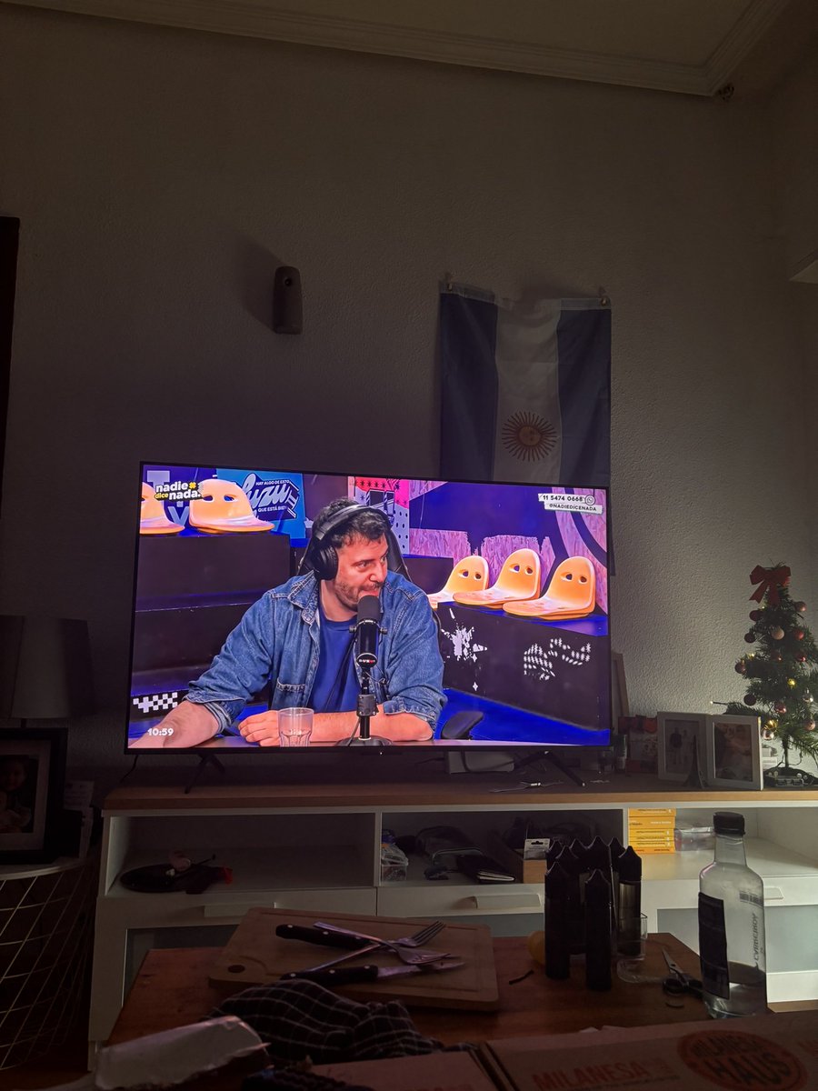 Valeoriente's tweet photo. Desde VALLADOLID, España!. 
Aguante luzu! 
Garabal quédate en NDN!🤘🤘
olga la tenes adentro💩

#nadiedicenada https://t.co/ggybezZMYd