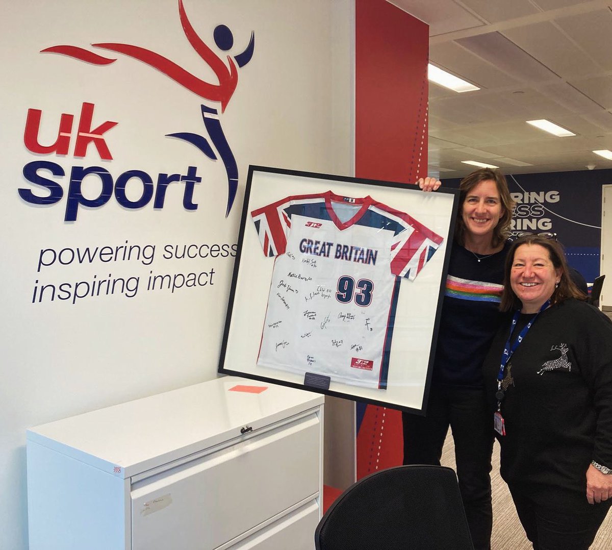 GBWomenSoftball's tweet photo. Immortalised in the heart of British sport 🥎🇬🇧

UK Sport Chair Dame Katherine Grainger and CEO Sally Munday show off the signed GB Softball jersey that will grace the halls of the @uk_sport offices in Canary Warf! #GreatBritiainSoftball https://t.co/9IWbfdscRi