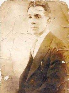 Frente Norte
29-10-1937
El comandante Moreno(foto) y otros 14 milicianos del batallón Galicia, intentando huir de Asturias hacia Galicia, son sorprendidos en dos cantinas en Acebo, frontera con Asturias, por un grupo de falangistas y Guardias Civiles, que ejecutan a 9 de ellos,🧵