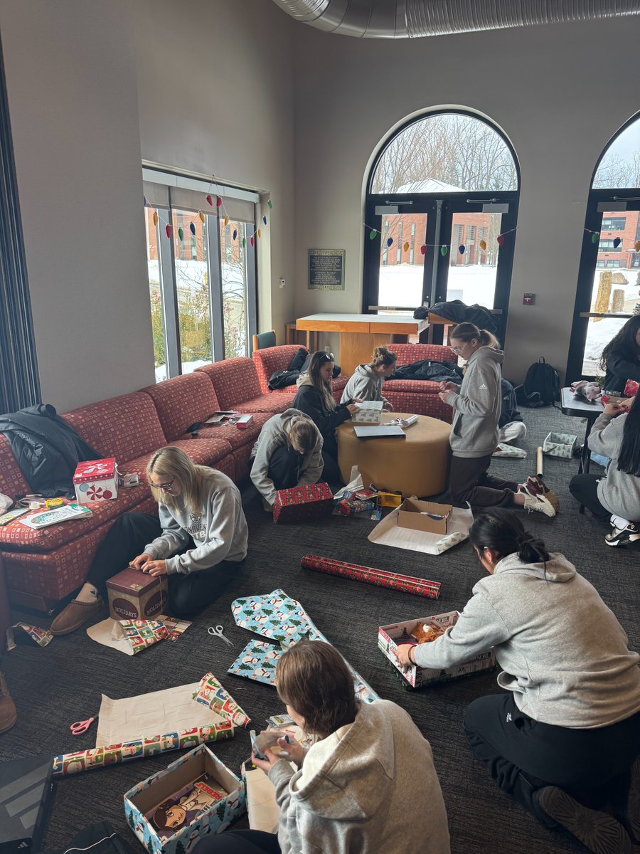 GoBonnies's tweet photo. Santa’s elves include some Bonnies 🎄🎅

@BonniesSoftball partnered with Oishei Buffalo Children’s Hospital and the P.U.N.T. Foundation once again, collecting gifts to help bring holiday joy to children in the community and around the world https://t.co/DWJ834jNLE