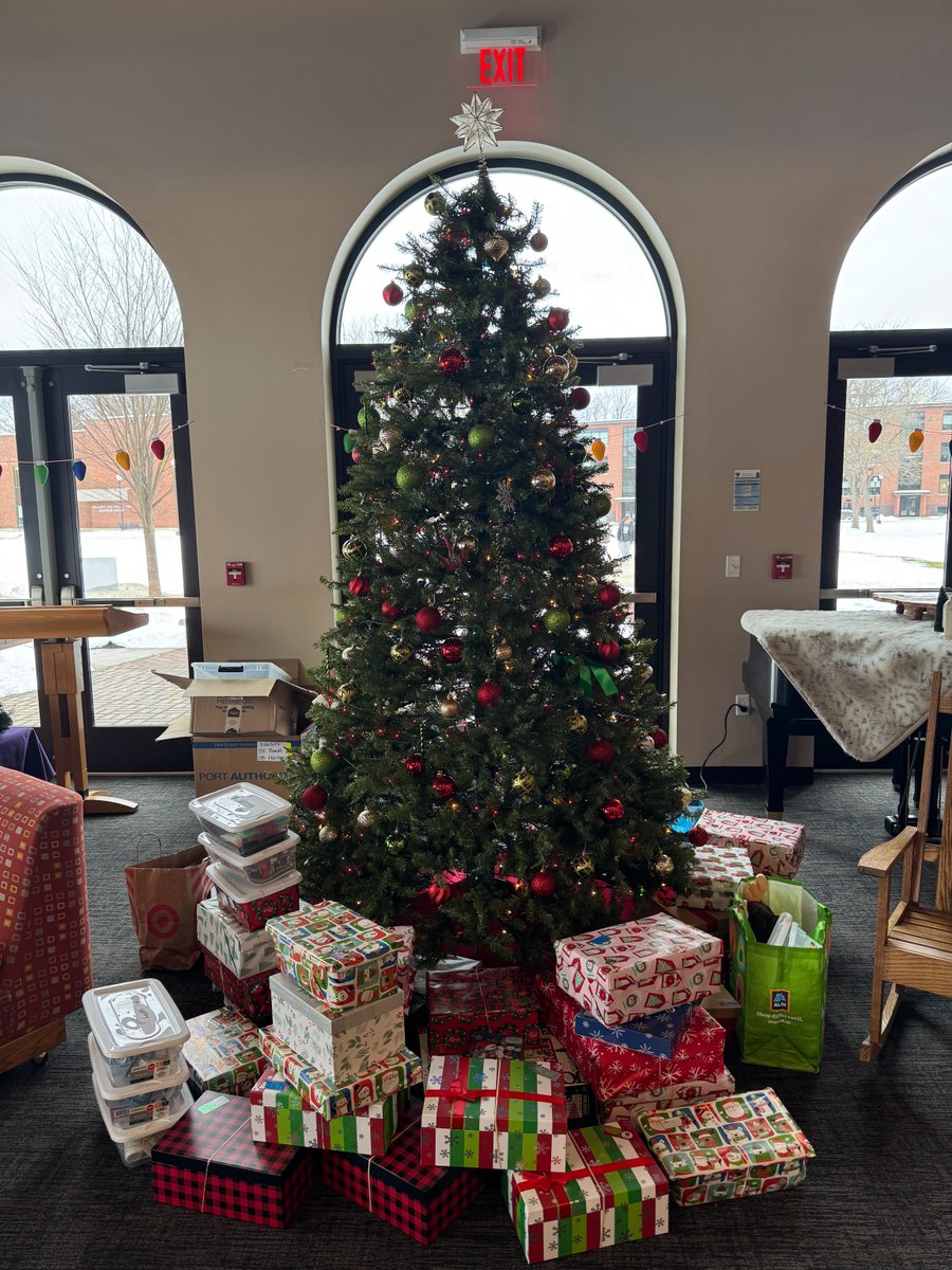 GoBonnies's tweet photo. Santa’s elves include some Bonnies 🎄🎅

@BonniesSoftball partnered with Oishei Buffalo Children’s Hospital and the P.U.N.T. Foundation once again, collecting gifts to help bring holiday joy to children in the community and around the world https://t.co/DWJ834jNLE