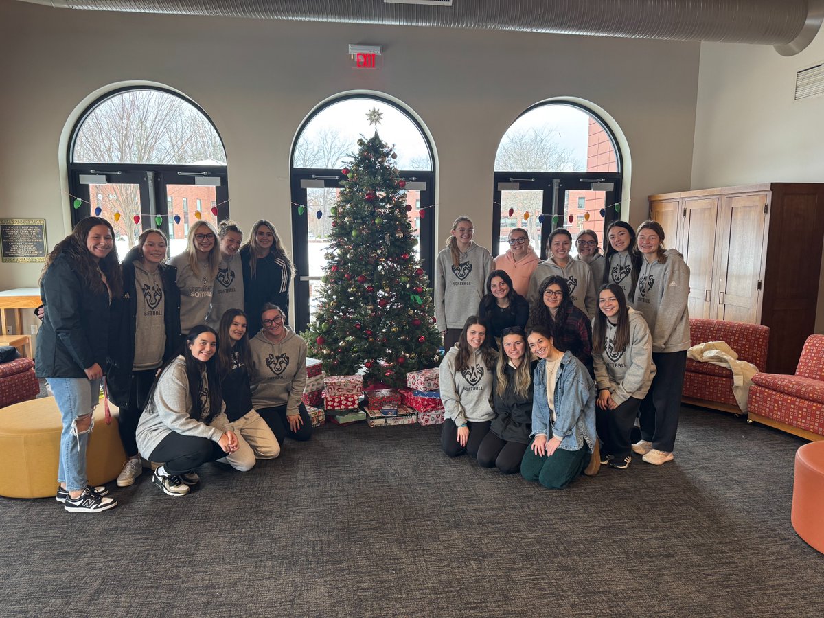 GoBonnies's tweet photo. Santa’s elves include some Bonnies 🎄🎅

@BonniesSoftball partnered with Oishei Buffalo Children’s Hospital and the P.U.N.T. Foundation once again, collecting gifts to help bring holiday joy to children in the community and around the world https://t.co/DWJ834jNLE