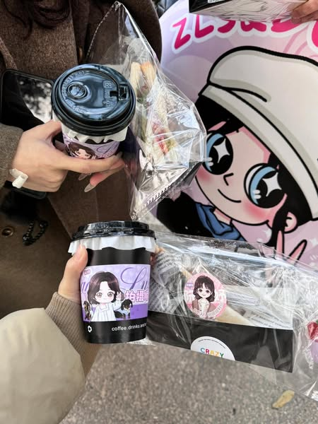 lusiwonii179's tweet photo. BABY with Baby~
Adorable #Muyan and her family made a surprise visit to the filming set of #ZhaoLusi's #AlmostLover! They generously treated everyone to delicious coffee and snacks! Their cuteness is undeniable!😍💜
#ZhaoLusi #ZhaoLusi赵露思 https://t.co/X2bGF9OBLa