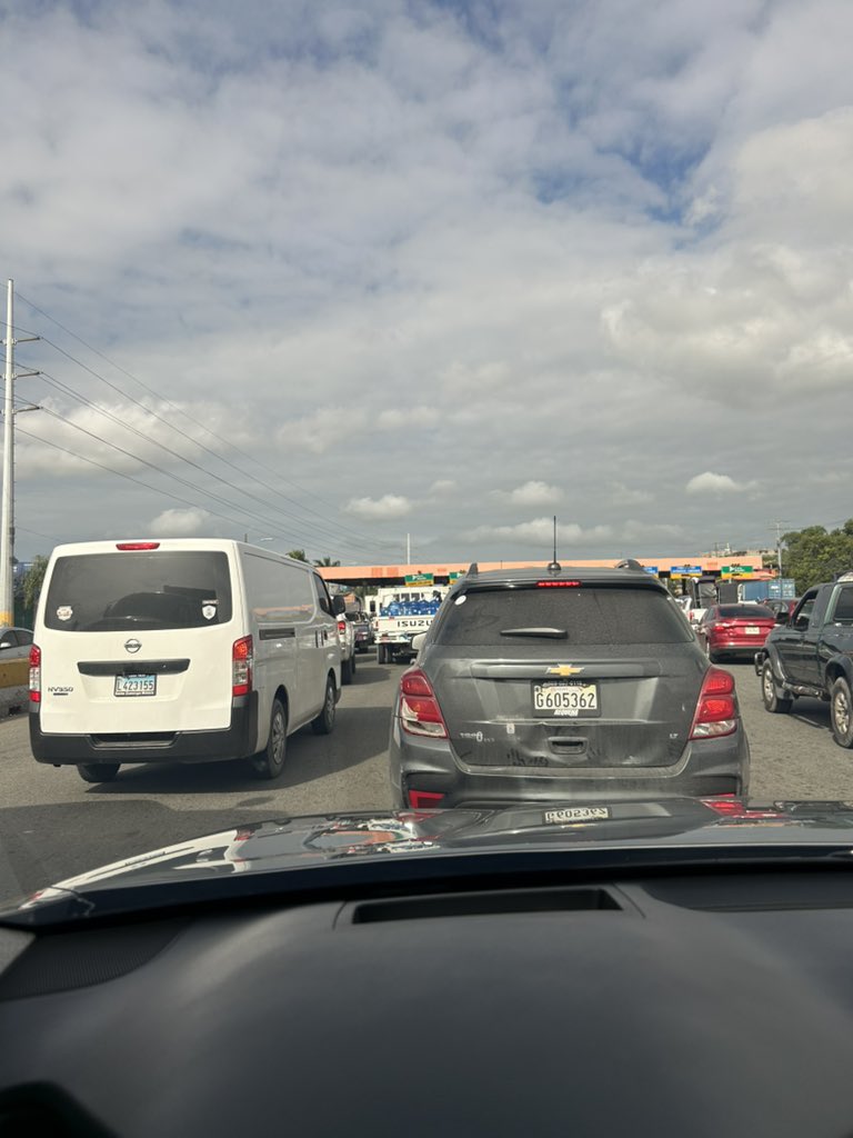 diosnedy74's tweet photo. Que pasa en el peaje de Haina? 10:00 am.  5 min sin movernos. @12y2 ministerio de obras publicas @rcavada https://t.co/SEYjsJZwYK