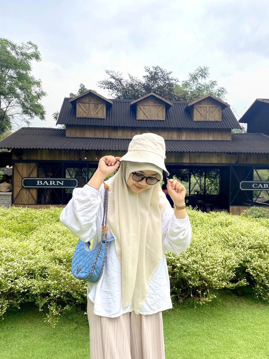 Sedang menikmati apa yg ada dlm diri sndiri. Konon, “Barang siapa yg tdk mengetahui nilai sbuah kenikmatan ketika ada, maka ia akan mngetahuinya ktika sudah tidak ada.” 

Syekh Ibnu Atha'illah as-Sakandari

~Tas import by valora_bags (IG) emg ga pernah bikin gagal tergemoy gemoy.