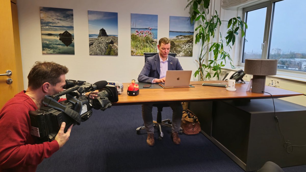BallentinVideo's tweet photo. KI gestützte Parkplatzsuche für LKWs:
Forschende des Fraunhofer-Instituts für Nachrichtentechnik entwickeln gemeinsam mit Partnern eine KI-gestützte Prognostik für Lkw-Fahrer und Spediteure. Unser TV Team war vor Ort und hat sich die KI erklären lassen. https://t.co/Qj9jGIV9zN