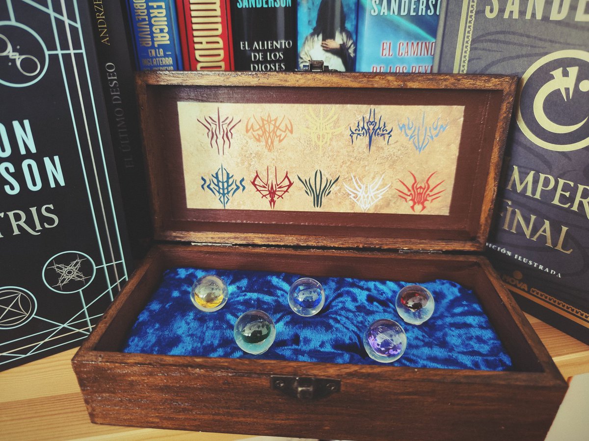 lunnaee's tweet photo. Si no sabéis qué regalar y la persona es fan de Sanderson, recomendadísimo comprarle a Kate. Aunque tarde, enseño el regalazo que le hicimos a mi pareja y que le hizo una ilusión enorme 💛 Es precioso y además ella es majísima y me facilitó todo lo máximo posible 🥺 https://t.co/fyAAgvTlVt