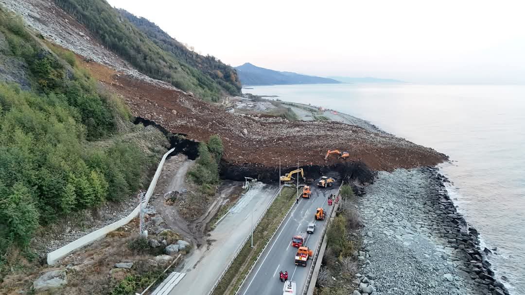 Karadeniz Sahil Yolu'nun Arhavi bölümünde meydana gelen toprak kayması sonucu yığın altında kalan araçtaki 4 kişi hayatını kaybetti... Yine ortada suçlu filan yok, sanki bu 4 kişi intihar etmiş gibi!..